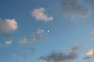 erken akşam ince hilal arasında beyaz bulutlar gökyüzünde görülür