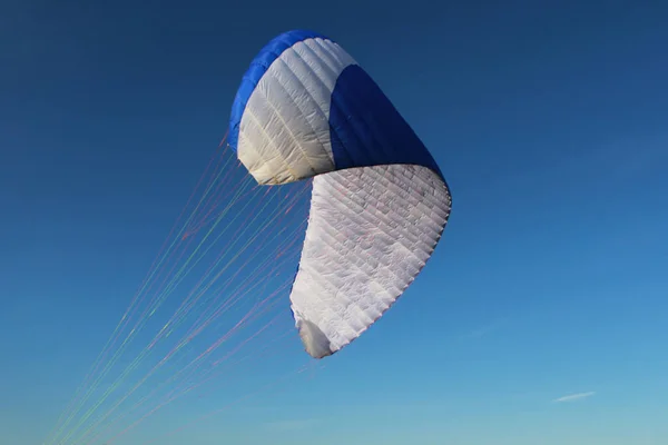 Pilot Yeni Gelen Yamaçparaşütü Yukarı Kaldırın Mavi Beyaz Paraplane Tutun — Stok fotoğraf