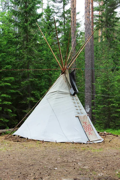 Wigwam Tipi Pie Bosque Coníferas Verano — Foto de Stock