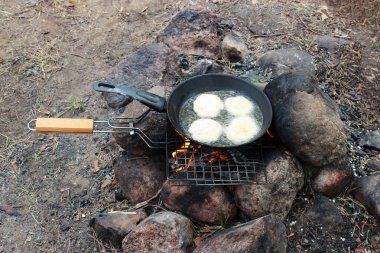 Krep, yaz aylarında açık bir yangın bir yürüyüş içinde bir tavada pişmiş.