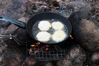 Krep, yaz aylarında açık bir yangın bir yürüyüş içinde bir tavada pişmiş.