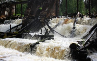 Eski bir Barajı Nehri ile fırtınalı su üzerinde. Leningrad Region, Rusya Federasyonu.