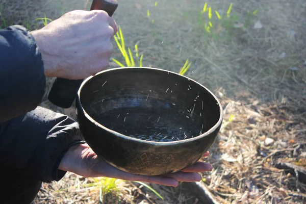 Güneş ışığı üzerinde oynama sonucunda doğada kaynar gibi dans ile Tibet kase.