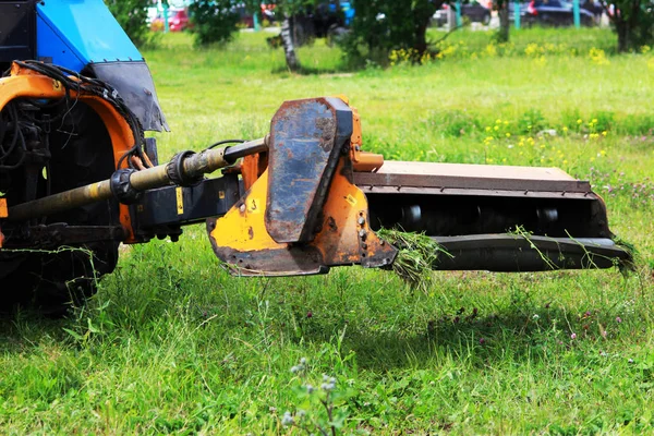 Munstycke Traktor Som Klipper Gräset Urban Gräsmattor — Stockfoto