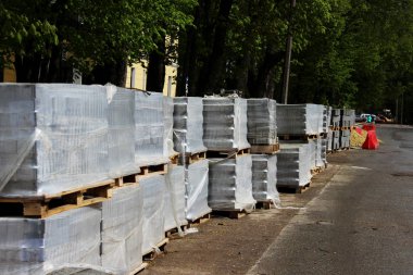 Kaldırım döşeme gri yeniden yapılanma ve Gatchina şehir meydanında tamiri sırasında bir palet üzerinde katlanmış