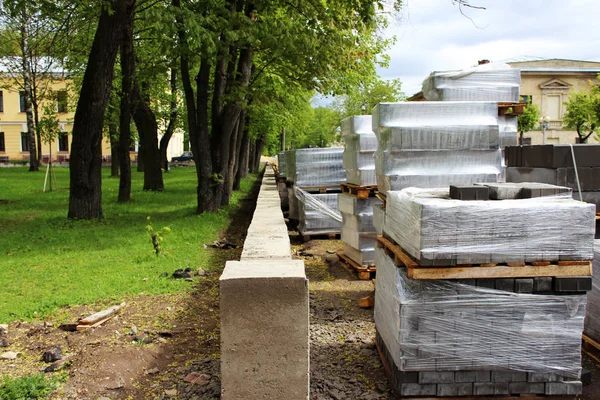 Kaldırım döşeme gri yeniden yapılanma ve Gatchina şehir meydanında tamiri sırasında bir palet üzerinde katlanmış