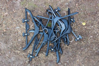 birçok siyah plastik elbise askıları clothespins ile yalan yere ve Bdsm uygulayıcılar için ormanda piknik için getirdim. çekim röportaj