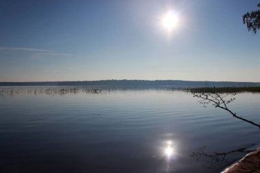 Beyaz bulutlar sudaki yansıması ile yaz aylarında göl Vysokinskoye. sessiz sabah erken. pürüzsüz yüzey su. Leningrad Region, Rusya Federasyonu