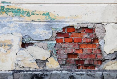 Bej renkli sıva altında hangi kırmızı tuğla peeling ile eski bir duvar görünür.