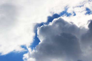 mavi gökyüzü gün güneşli yaz beyaz büyük bulutlar.