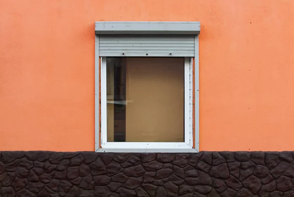 Una Ventana Casa Está Medio Cerrada Por Persianas Externas Color — Foto de Stock