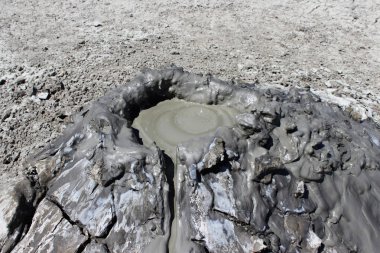 toprak metalleri iç gaz metan, azot ve karbon dioksit sürümden bir sonucu olarak oluşturulan bir soğuk çamur volkanın tepesinde. Şu havalandırmaya sıvı kil bu. Kerç Yarımadası