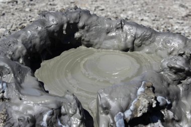 toprak metalleri iç gaz metan, azot ve karbon dioksit sürümden bir sonucu olarak oluşturulan bir soğuk çamur volkanın tepesinde. Şu havalandırmaya sıvı kil bu. Kerç Yarımadası