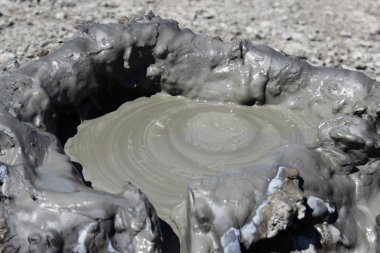 toprak metalleri iç gaz metan, azot ve karbon dioksit sürümden bir sonucu olarak oluşturulan bir soğuk çamur volkanın tepesinde. Şu havalandırmaya sıvı kil bu. Kerç Yarımadası