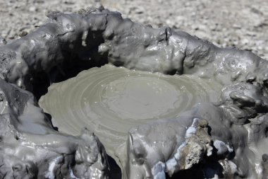 toprak metalleri iç gaz metan, azot ve karbon dioksit sürümden bir sonucu olarak oluşturulan bir soğuk çamur volkanın tepesinde. Şu havalandırmaya sıvı kil bu. Kerç Yarımadası
