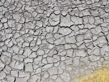 toprak metalleri yüzey ve çatlaklar soğuk çamur volkan yanındaki doku. Hangi volkan patlar, çamur tabakası hızla kurur ve beyaz mineral efflorescences ile kapsayan çatlaklar. Kerç