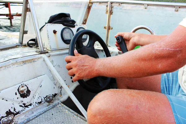 Kapitän Des Alten Bootes Mit Abblätternder Weißer Farbe Unterwegs Auf — Stockfoto