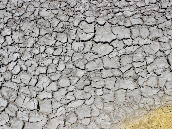 Tekstura powierzchni ziemi i pęknięcia obok zimny popiół. Warstwa błota, która wulkan wybucha, szybko wysycha i pęknięcia, obejmujące z białego mineralnego reologiczne. Kercz — Zdjęcie stockowe