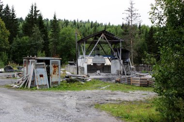 Büyük mermer kuru sıkı kesmek için dairesel testereli büyük bir makine ve kanyonun yanındaki levhaları yapmak için taşlar. Endüstriyel mermer ve taş boşlukları. Dairesel Testere