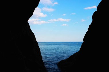 Dağdan geçen bir mağaranın içinden Karadeniz manzarası. Kırım Cumhuriyeti