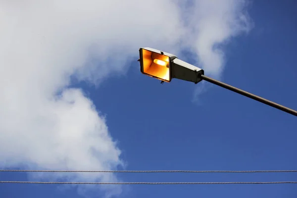 Een Stad Lantaarn Een Betonnen Kolom Verlichtte Een Zomer Zonnige — Stockfoto