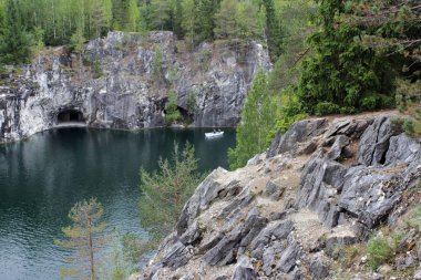 Ruskeala mermer ocağı, Karelya, Rusya Federasyonu. nehir ve orman sahilinin beyaz damarlı gri su turkuaz