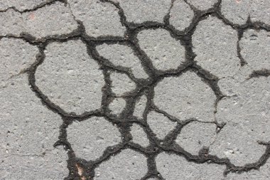 Asfalt çatlaklar ile gri, Sonbahar yağmur ıslak.