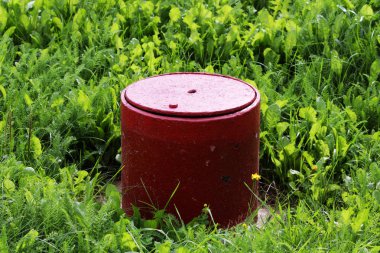 Kırmızı endüstriyel kapakları gözetleme deliği kapı. Özel koruyucu cihaz ölçme, kontrol, kapanma ve gaz boru hattında monte vanalar için denetlemek için kullanılır.