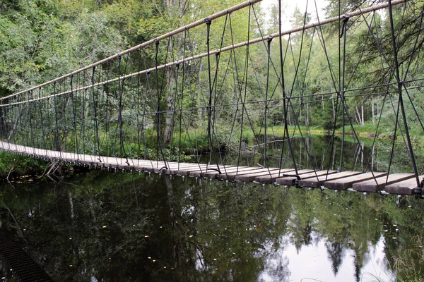 ペンダントは滝のある Tohmajoki 川に架かる橋します。Ruskeala、カレリア — ストック写真