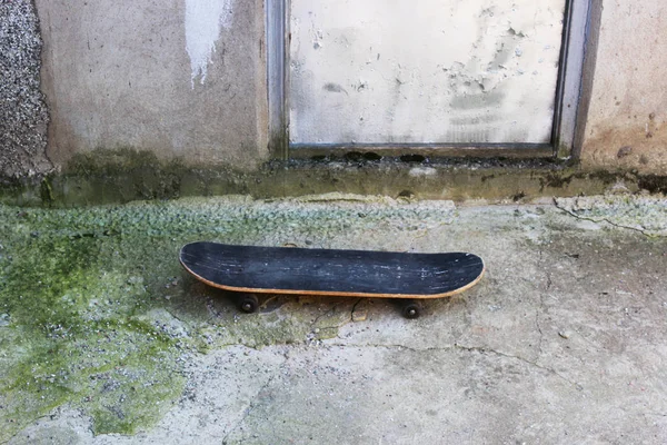 Velho Skate Abandonado Por Alguém Perto Alpendre Cave — Fotografia de Stock