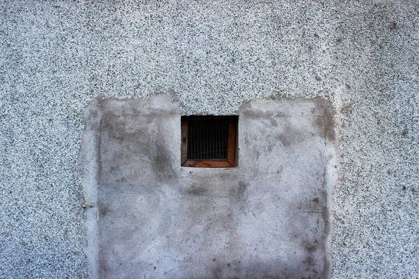 Невелике Квадратне Вікно Дерев Яною Рамою Веде Підвалу Покрита Тонкою — стокове фото