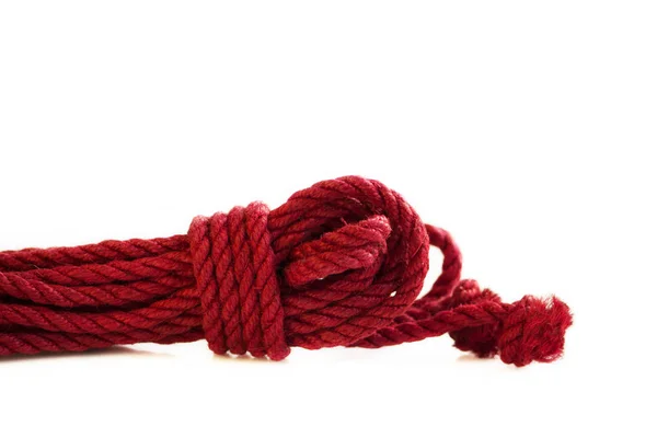 Bir skein Jüt halat Japon esaret ve shibari, beyaz zemin üzerine kırmızı boyalı için altı milimetre. Profesyonel örme hank.