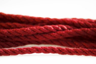 Bir skein Jüt halat Japon esaret ve shibari, beyaz zemin üzerine kırmızı boyalı için altı milimetre. Profesyonel örme hank.