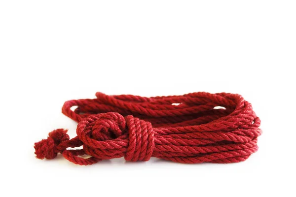 Bir skein Jüt halat Japon esaret ve shibari, beyaz zemin üzerine kırmızı boyalı için altı milimetre. Profesyonel örme hank.