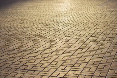 akşam alacakaranlık tarafından boyalı kare, şehrin kaldırım koydu.