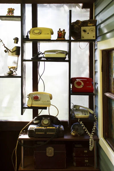 Vintage roterande telefoner på hyllan som en del av insamling och gamla kistor. Ryssland, reportage foto. — Stockfoto