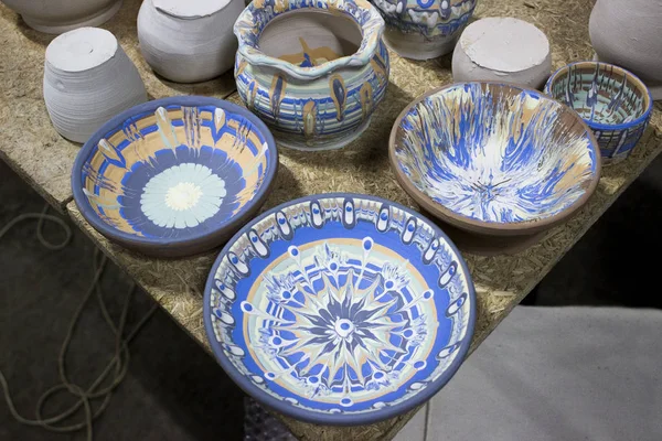 在有14年经验的保加利亚工匠的参与下 在陶器公寓上画的陶器是一张混合了多种颜色颜料的便条 这个国家的名字叫特洛伊Shanka — 图库照片