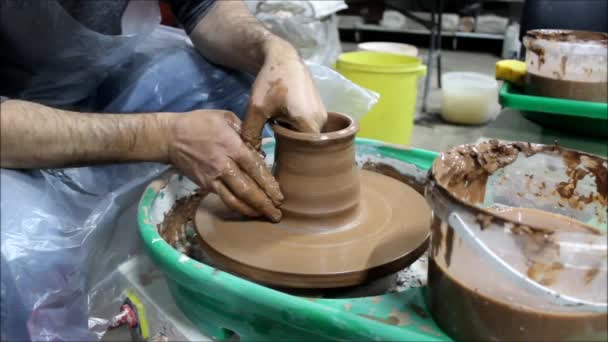 Mestre Búlgaro Com Anos Experiência Uma Roda Oleiro Com Ambas — Vídeo de Stock