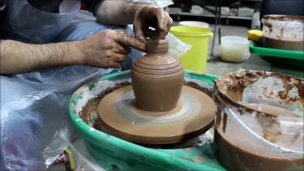 陶芸家の車輪の上に14年の経験を持つブルガリアのマスターは エッジを形成し 両手で将来の鍋に形を与えます 銃撃の報告 — ストック動画