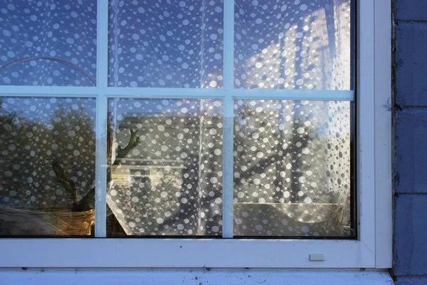 Маленькие Стеклянные Окна Фасаде Деревянного Частного Дачного Дома Белым Занавесом — стоковое фото
