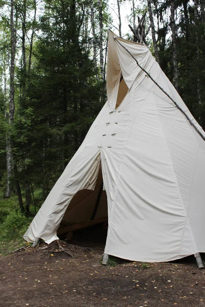 Vysoká Vigvam Husté Béžové Tkaniny Lese Karelie — Stock fotografie