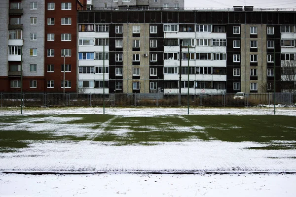 Campo di calcio nel cortile della città e una casa pannello dopo la prima neve è caduto Immagine Stock