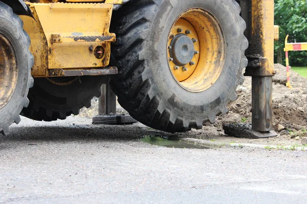 Estabilizador del gatillo del tractor lateral. Soporte para tractor móvil que cava una zanja con tuberías de agua después de eliminar el accidente. reportaje — Foto de Stock