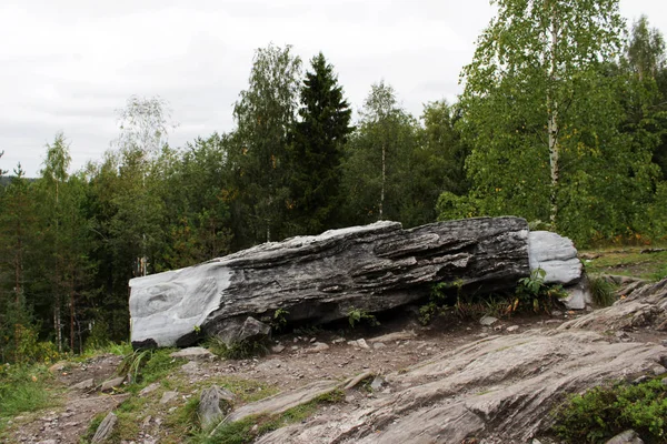 Heykel, tehlikeli bir uçuruma giden yolu tıkayan ruhun kişileştirilmesi. Büyük bir mermer parçasından oyulmuş ve mermer kanyonun yanında yatıyor, Karelia.