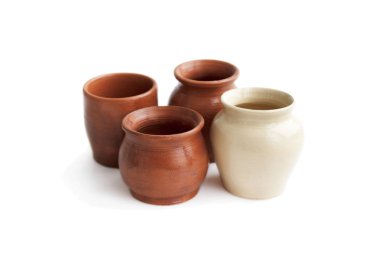 Çamur kapları ve cam kaplar, kırmızı ve beyaz çamurdan yapılmış çömlekçi çarkının üzerinde elle yapılmış. Çifte yanık. Elle uygulanan şeffaf cam, görünür çömlekçinin parmak izleri ve fırça darbeleri. El yapımı, tek kopya. Beyaz arkaplan, izole.