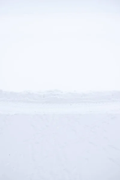 Paisagem de inverno com nevascas e nevascas. remoção de neve em Gatchina Park — Fotografia de Stock