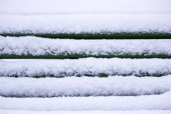 Paisagem de inverno com nevascas e nevascas. remoção de neve em Gatchina Park. banco coberto de neve . — Fotografia de Stock