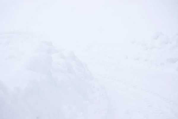 冬季景观与降雪和雪地漂移 加泰利公园的除雪工程 — 图库照片