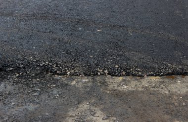 taze sıcak siyah asfalt dokusuna yeni otomotiv yolda atıldı. Onarım. Çekim röportaj
