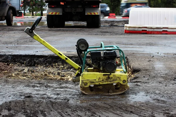 Trabajador Construcción Carreteras Compacta Suelo Con Una Vibroplaca Compacta Antes — Foto de Stock